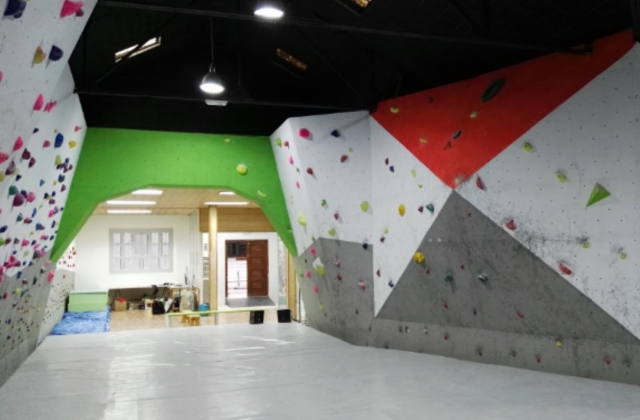  Walls full of boulders